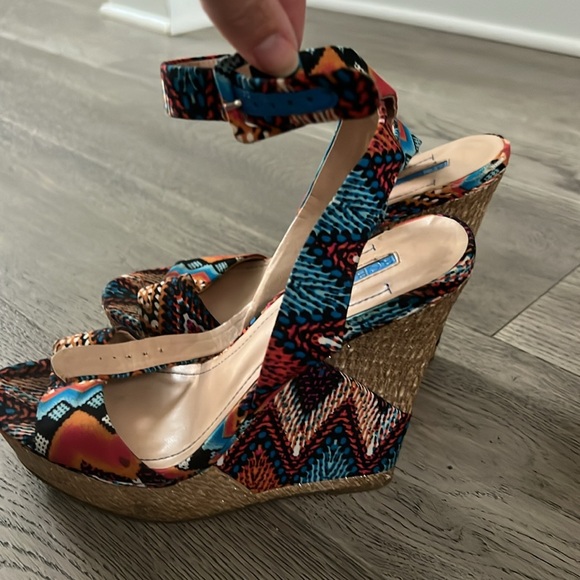 BCBG Multicolir patterned wedge heels - Picture 2 of 3